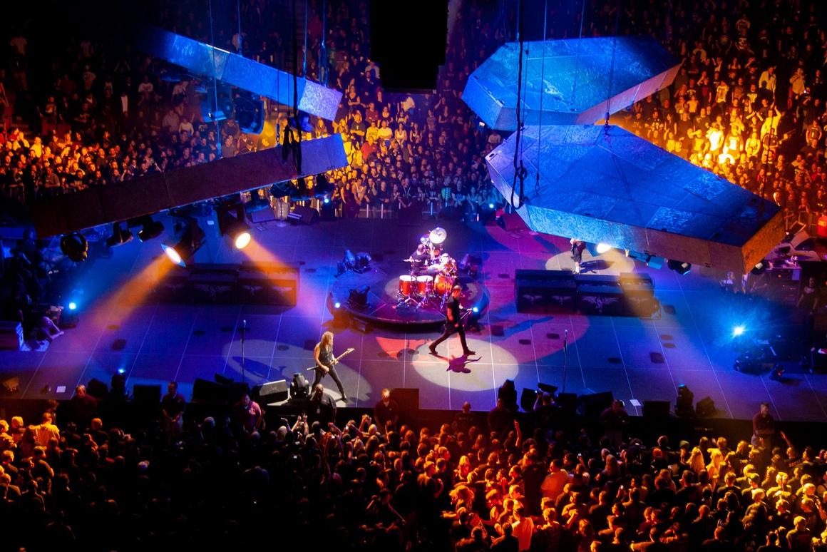 Photo gallery from the gig in Anaheim, CA shot on December 10, 2009