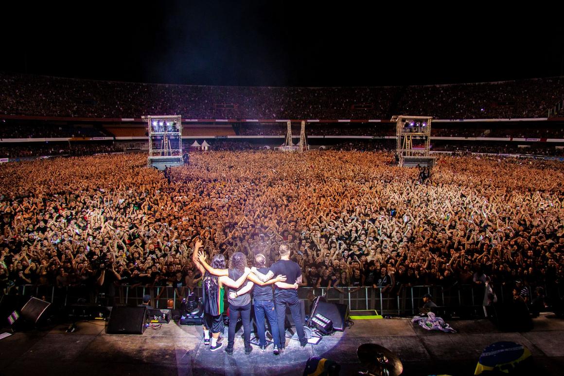 Photo gallery from the gig in S&atilde;o Paulo, Brazil shot on January 30, 2010