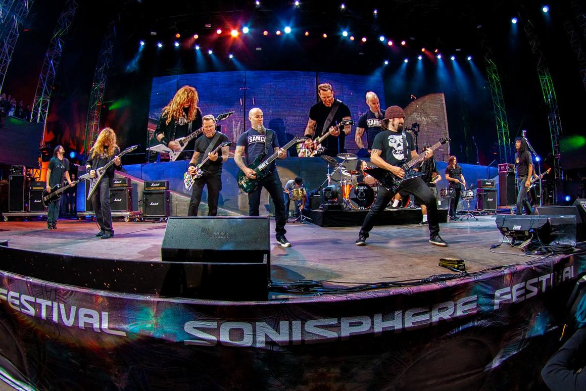 Photo gallery from the gig in Sofia, Bulgaria shot on June 22, 2010