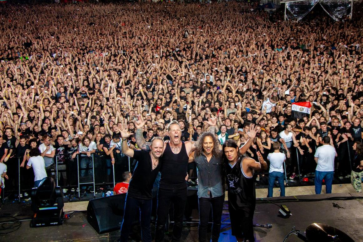 Photo gallery from the gig in Istanbul, Turkey shot on June 27, 2010