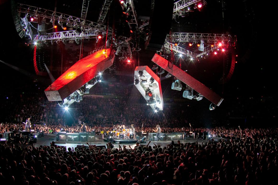 Photo gallery from the gig in Sydney, Australia shot on November 11, 2010