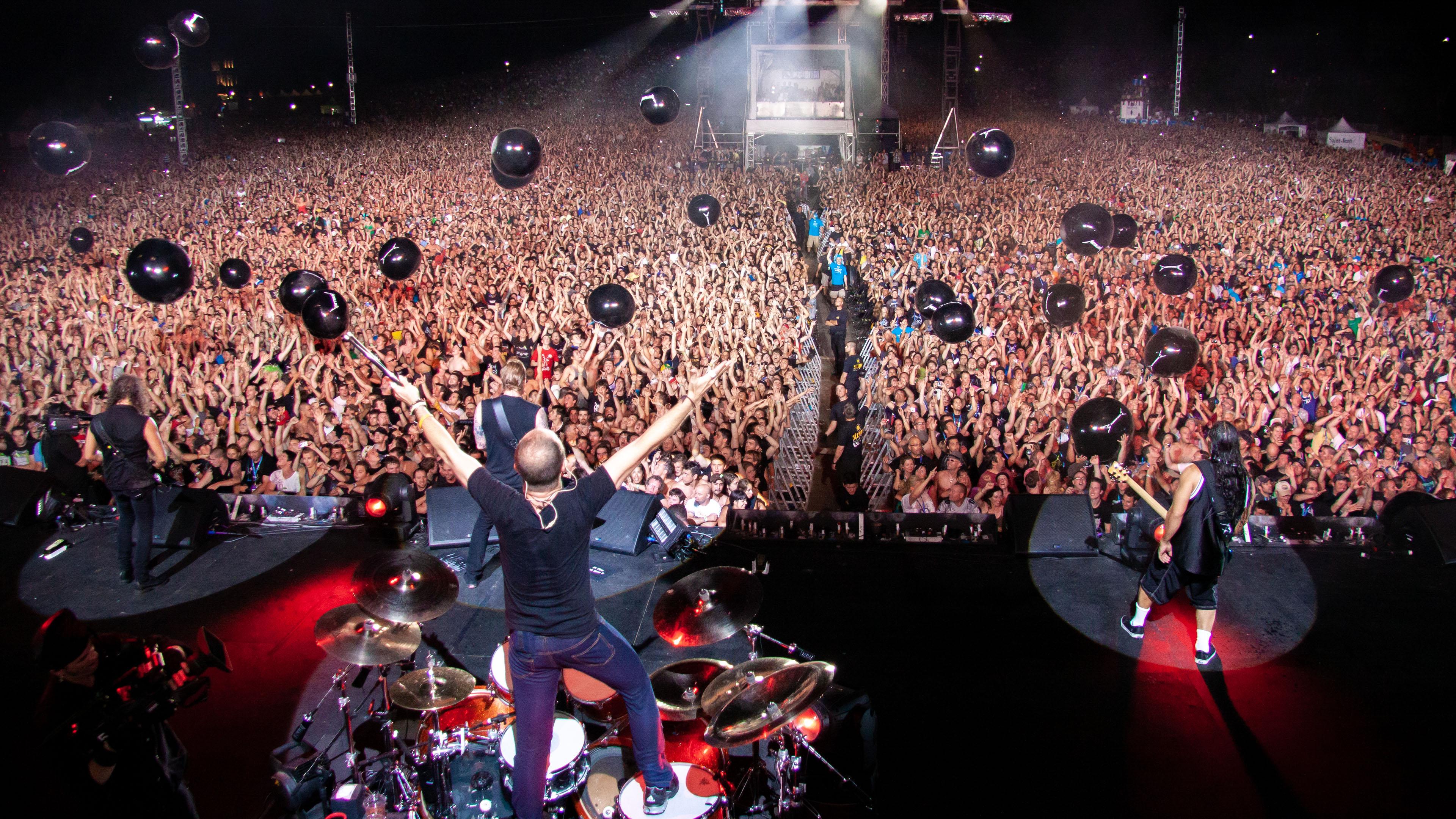 Metallica концерт. Metallica Live 2013. Металлика в Олимпийском 2015. Металика рок группа на сцене.