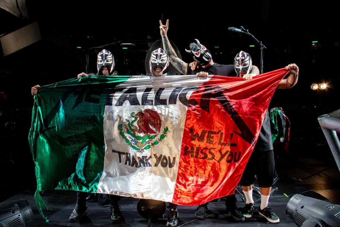 Photo gallery from the gig in Mexico City, Mexico shot on August 9, 2012
