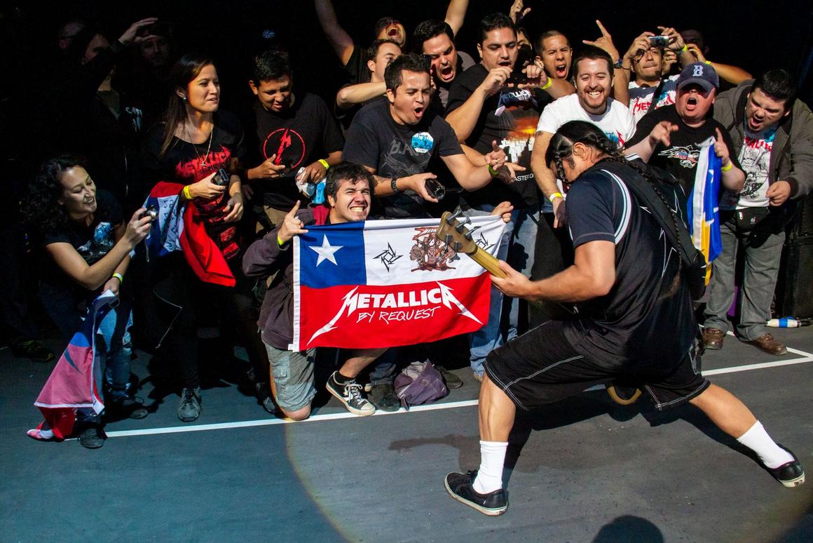 Photo gallery from the gig in Santiago, Chile shot on March 27, 2014