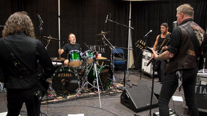 Watch the “Creeping Death (Tuning Room - San Juan, Puerto Rico - 360° View)” Video