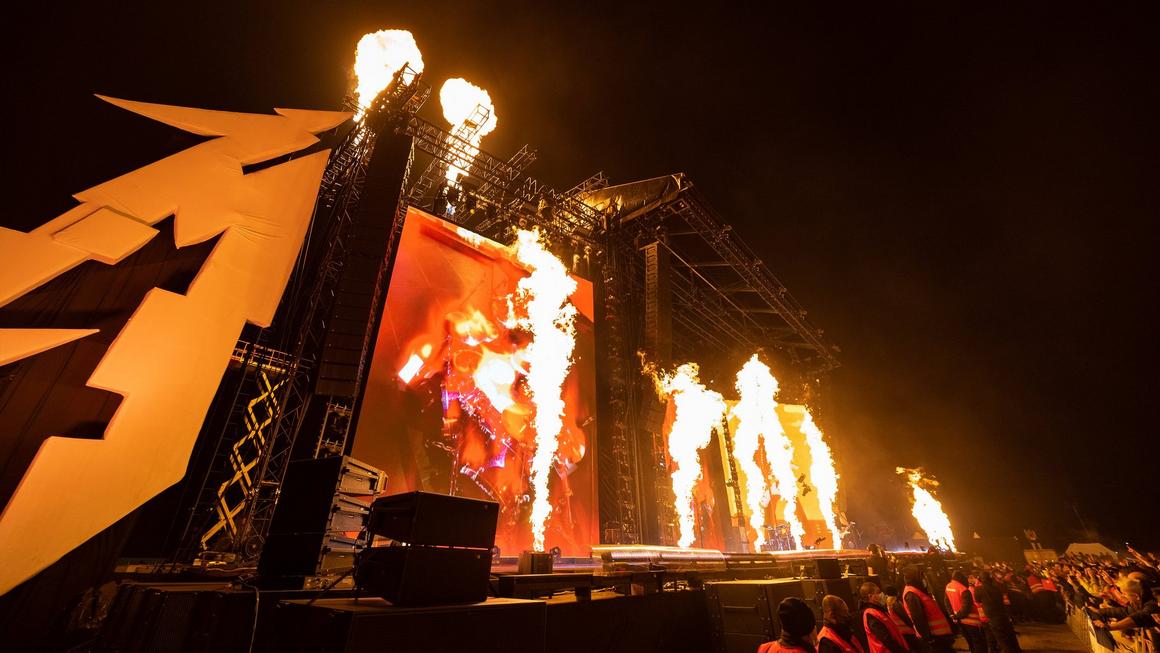 Watch live videos of Metallica filmed in 2022.