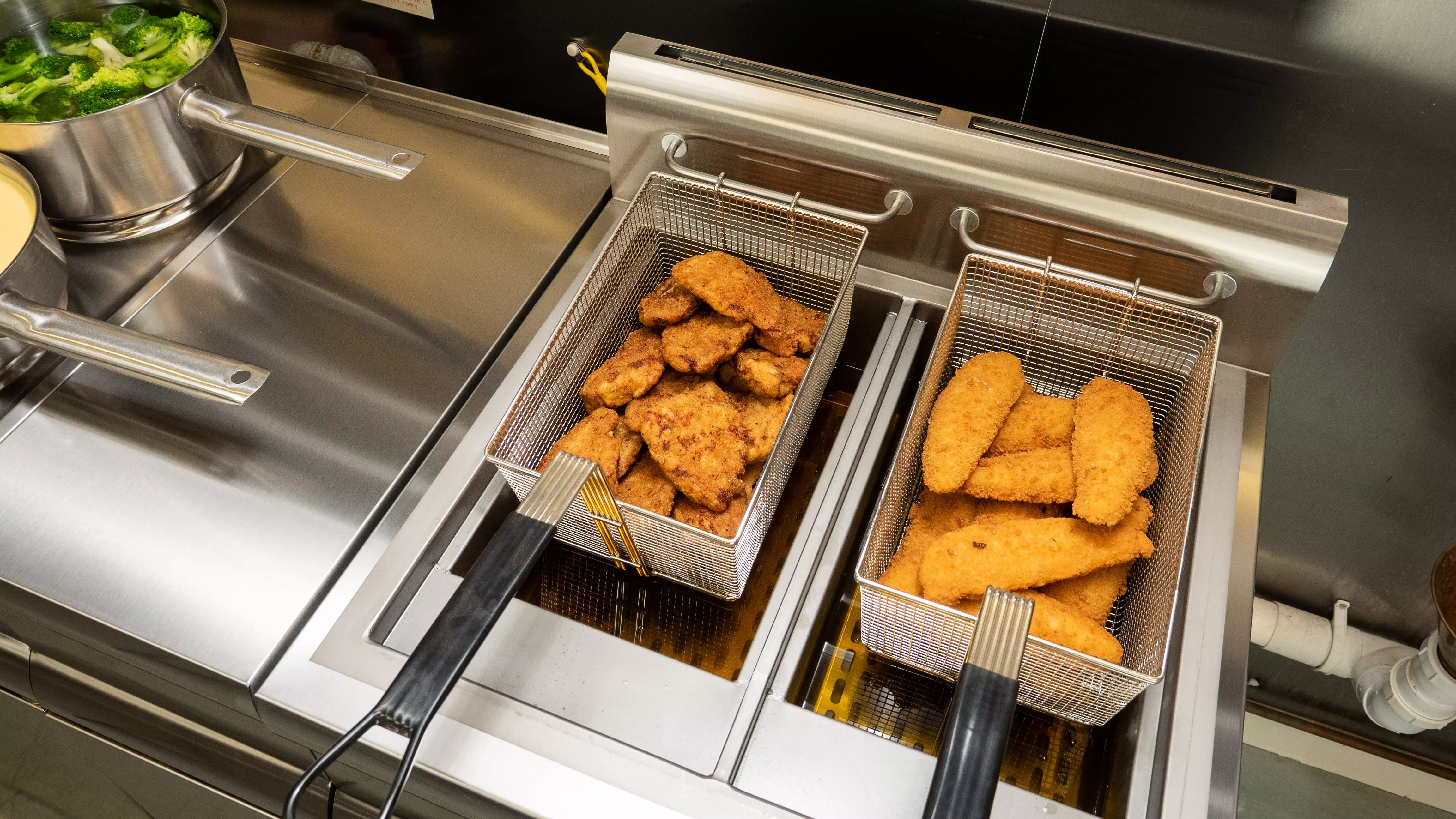 an example of a high-capacity deep fryer that improves speed and throughput in high-volume commercial kitchens