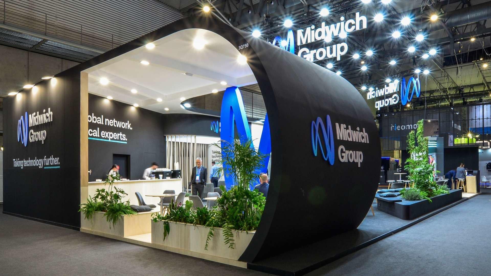 Un grand hall d’exposition avec une grande installation de plantes