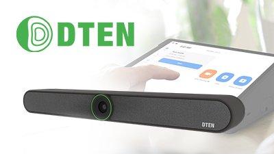 une tablette avec une caméra et une télécommande devant elle