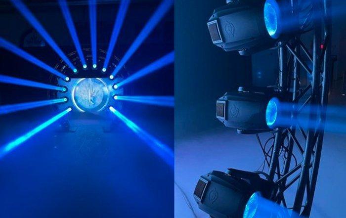 une lumière bleue éclaire un fond bleu