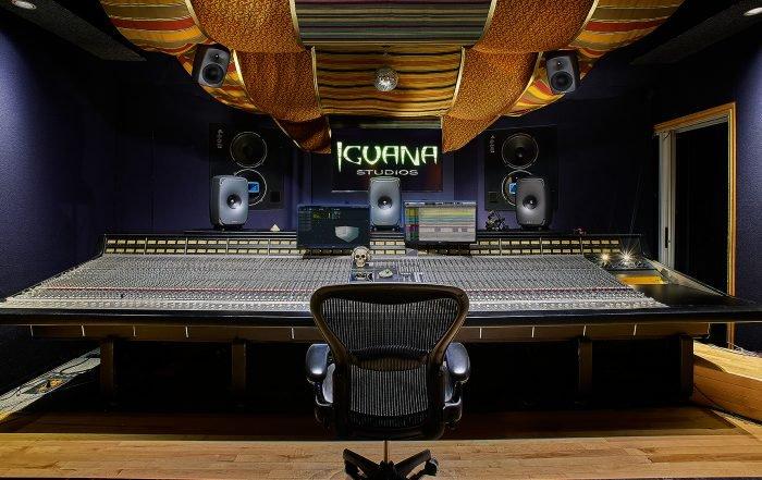 un studio d’enregistrement avec un grand bureau et un grand écran