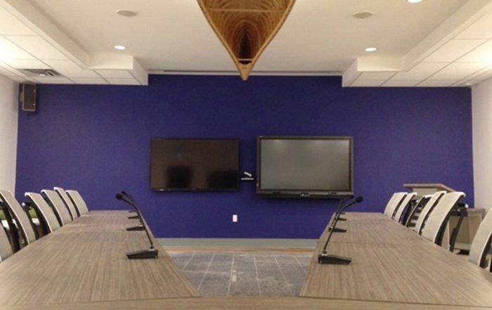 deux photos d’une salle de conférence avec une table et des chaises