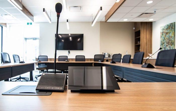 une salle de conférence avec une grande table et des chaises