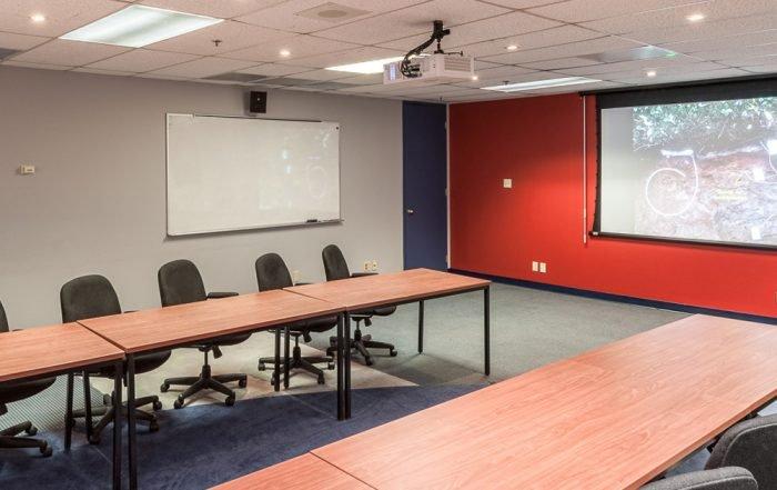 vue partagée de plusieurs angles d’une installation de salle de conférence