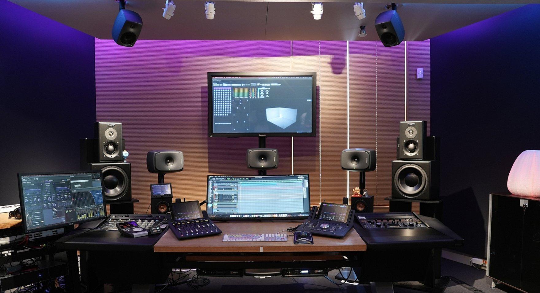 une salle avec de nombreux équipements électroniques et un grand écran