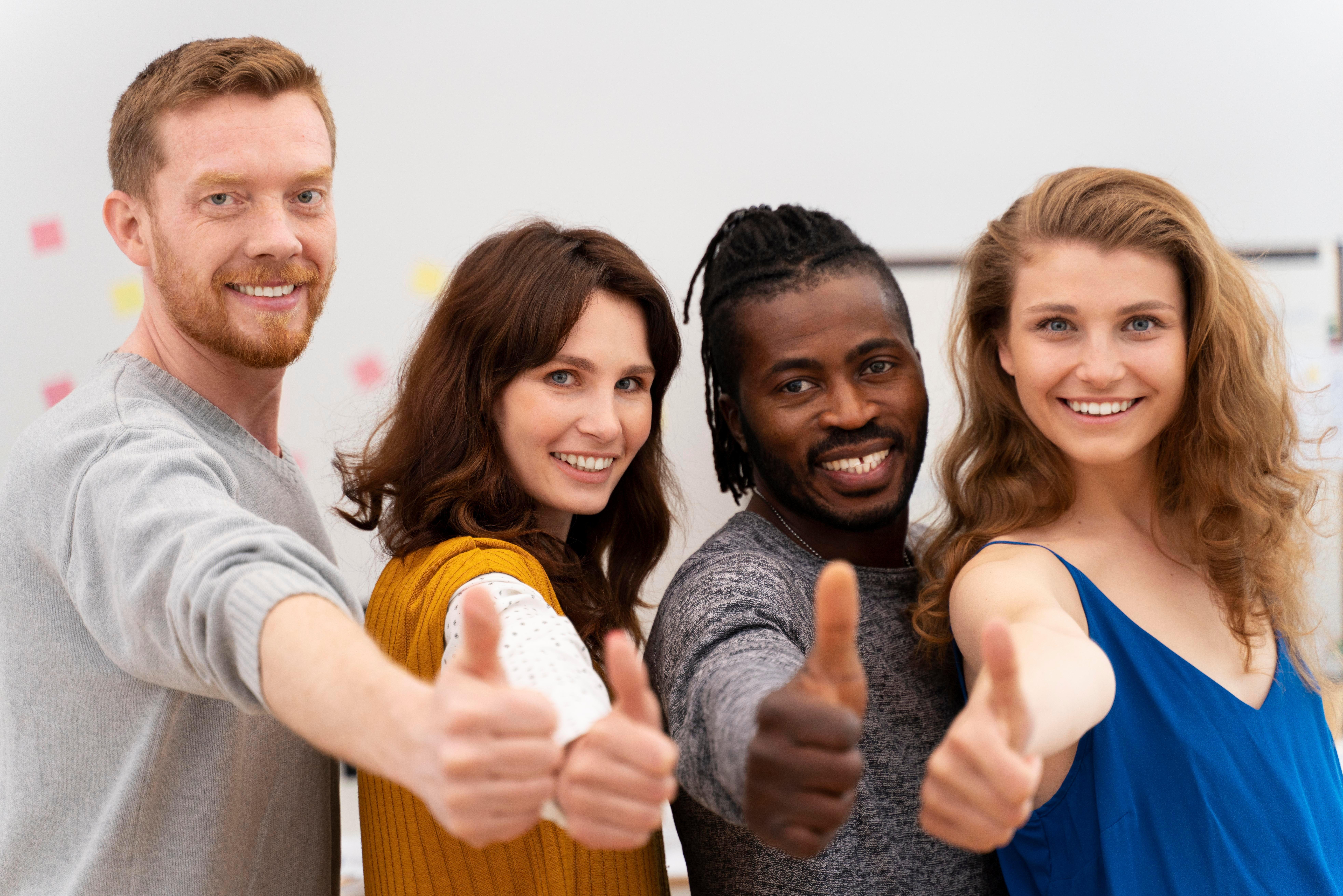 Un groupe de personnes faisant un pouce levé