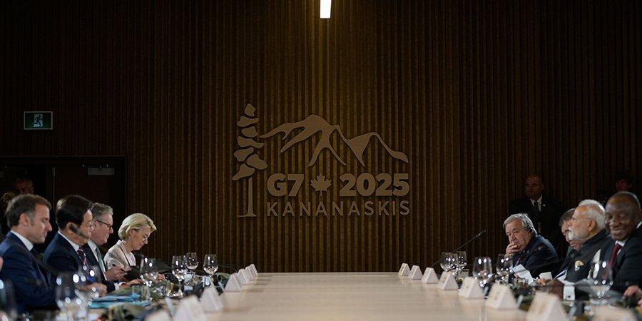 un groupe de personnes assises à une longue table recouverte d'une nappe blanche