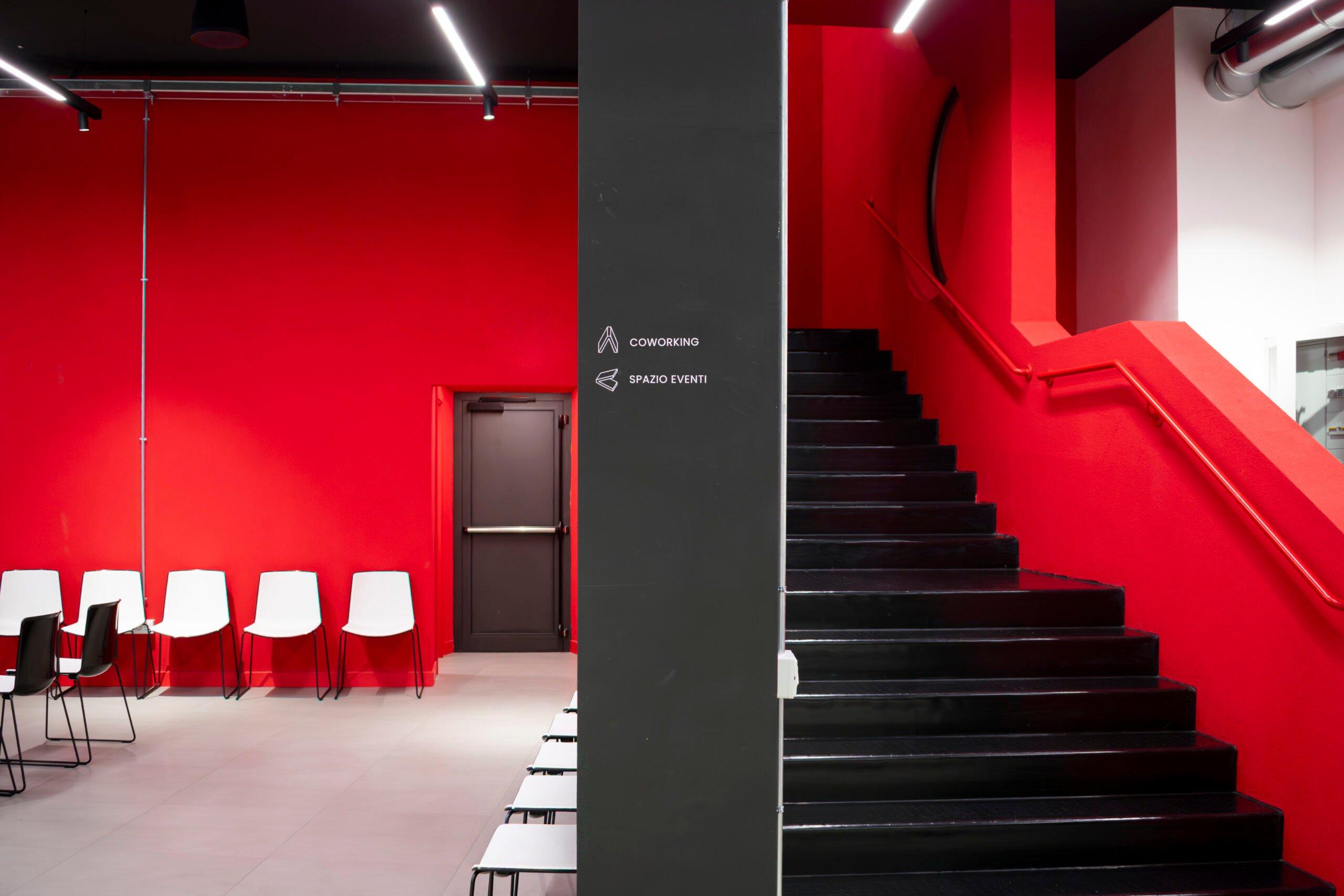 Tecnologia AV e flessibilità. Un ex negozio diventa una multipurpose room