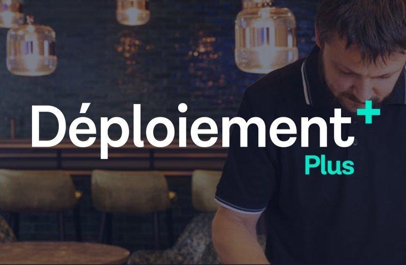 Un homme se tient devant une table en train de faire une réparation