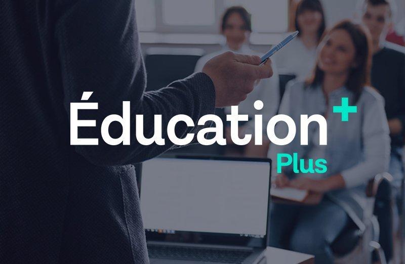 Un homme se tient devant un groupe de personnes avec un ordinateur portable