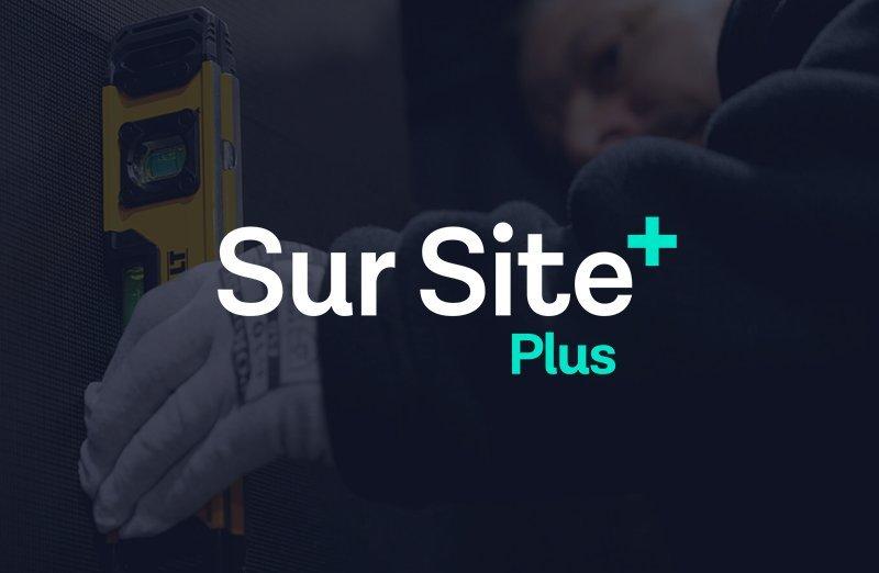 Logo Sur Site plus avec un homme tenant un outil