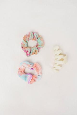 Scrunchies and hair claw combo 