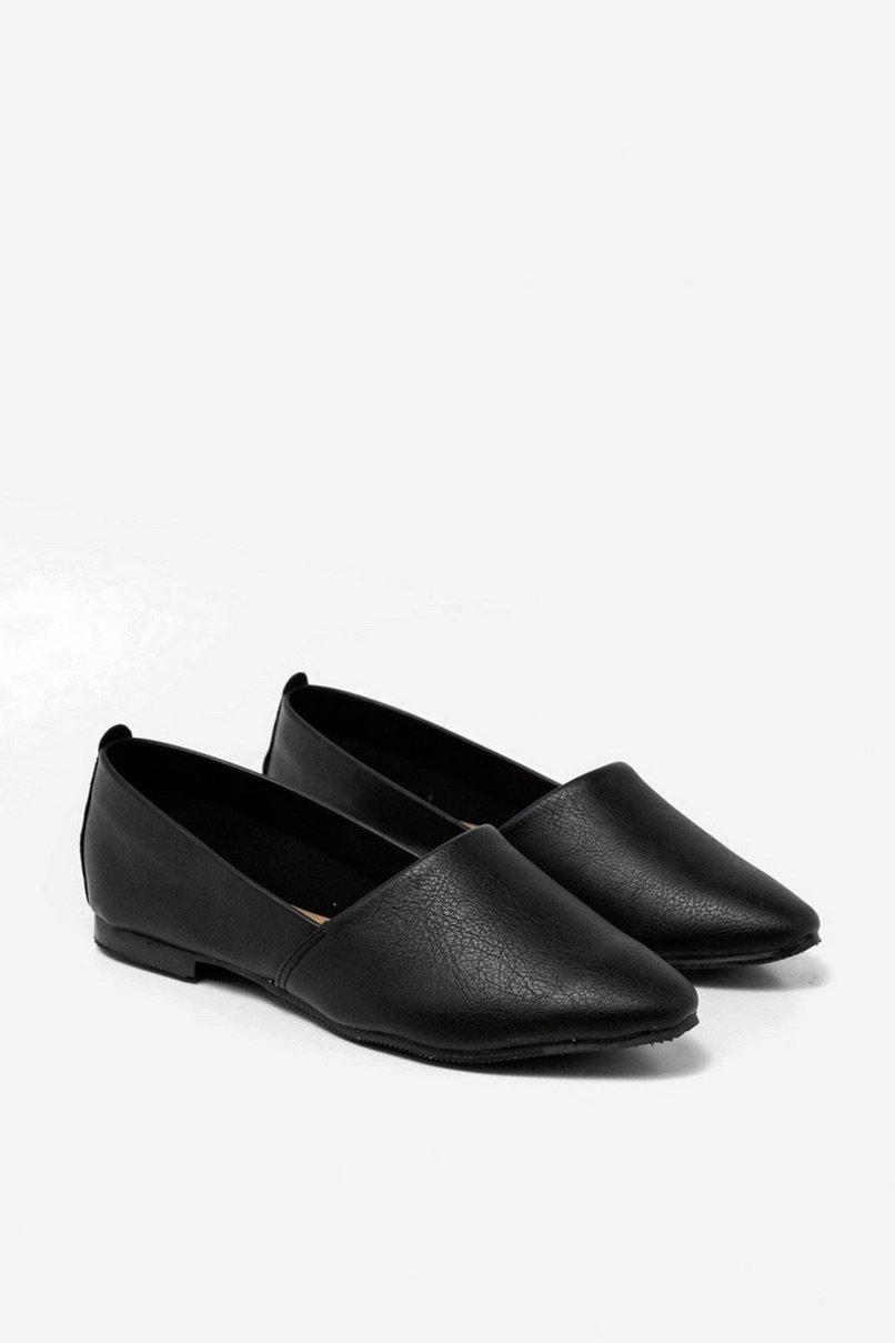 Black slip on outlet pumps ladies