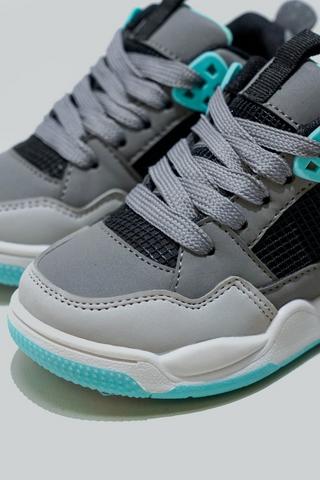 Mid Top Sneaker