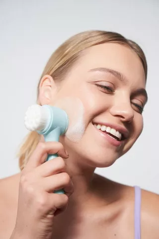 Facial Cleansing and Massaging Brush