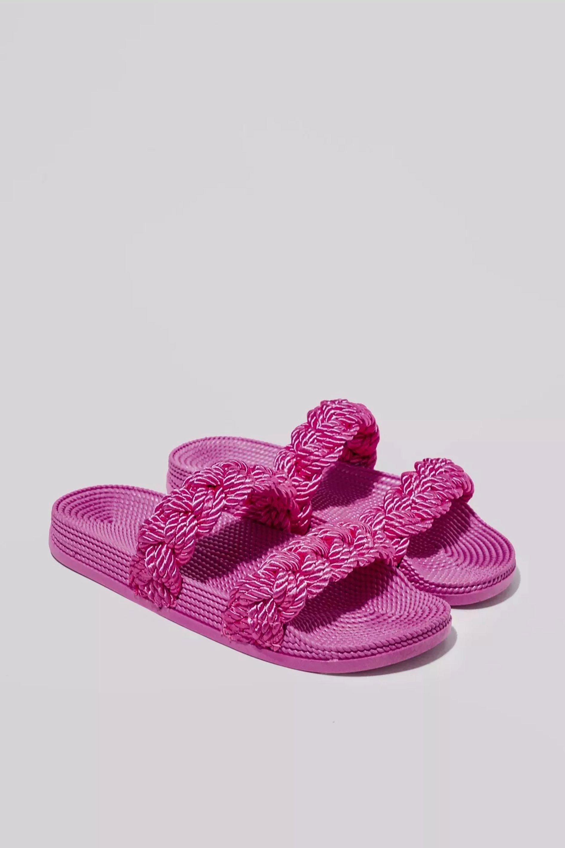 SNUGGLE WIDE STRAP FLAT SANDAL