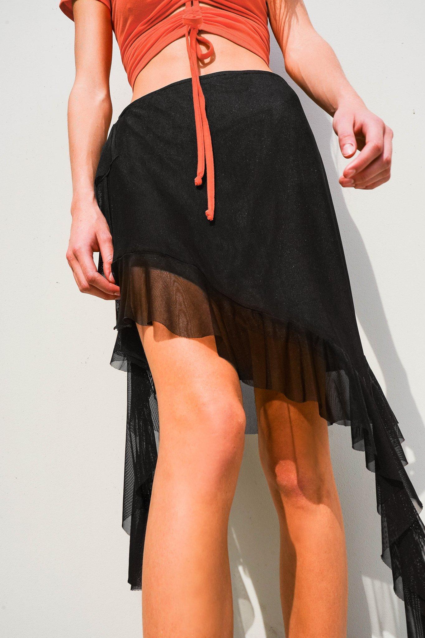 Asymmetrical mesh outlet skirt