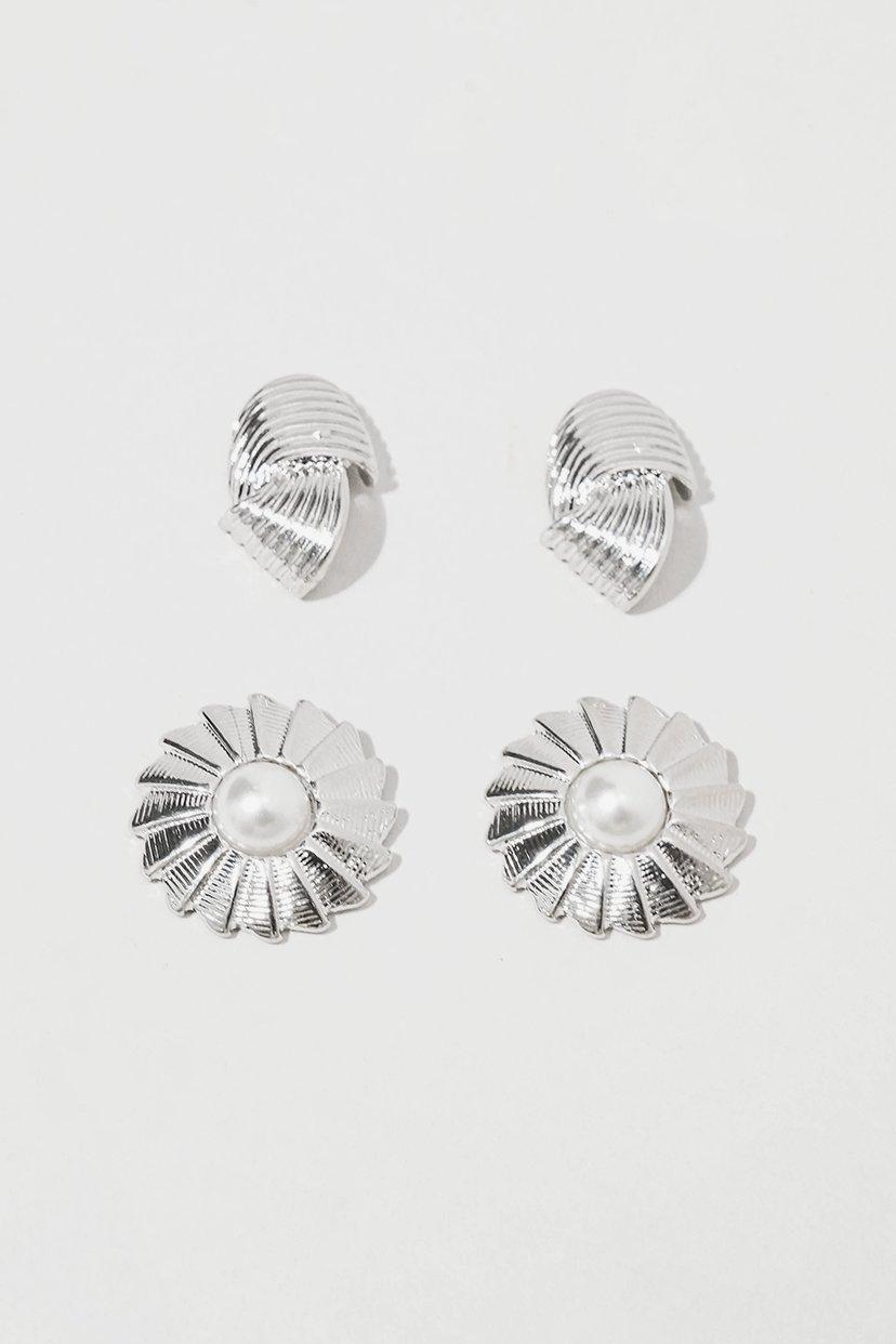 Two pairs of stud earrings