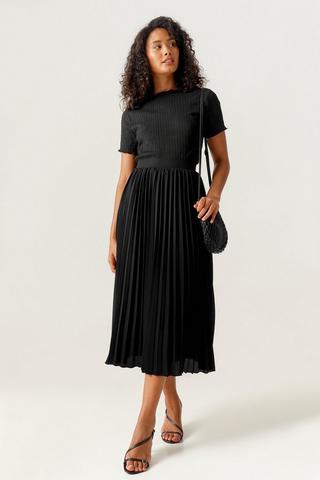 Pleated formal outlet skirt