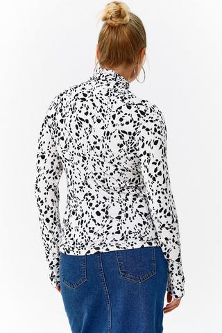 Fitted Turtle Neck Top