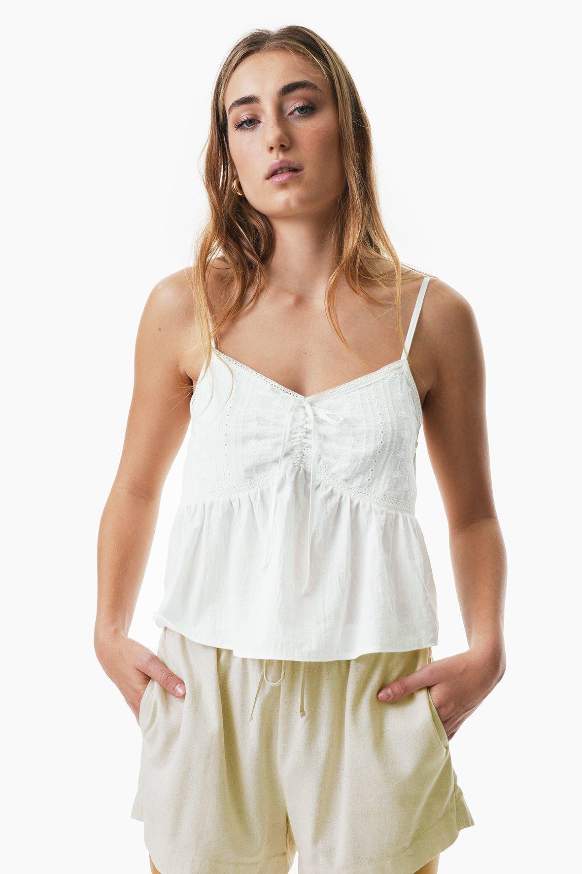 Camiseta Selvina Frill Cami Top en Oliva main image 1