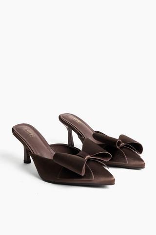 Bow Court Heel