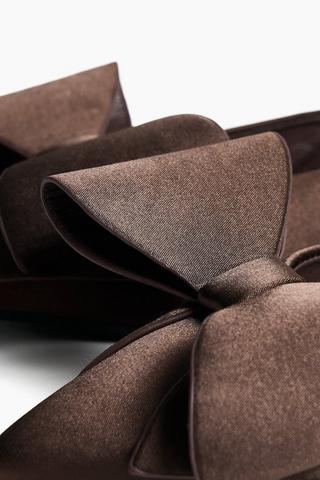 Bow Court Heel