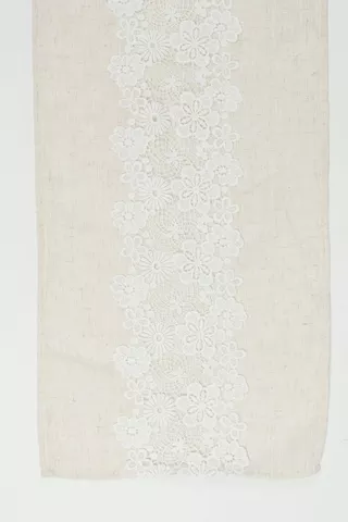 Daisy Lace Table Runner