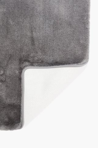 Cationic Faux Fur Bath Mat