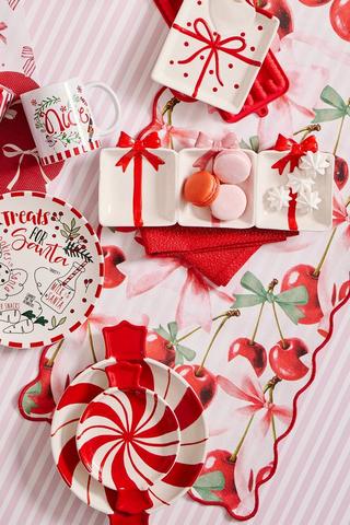 Bow Scallop Table Runner