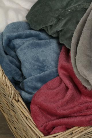 Coral Fleece Embossed Blanket 125x150cm