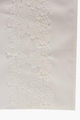 Daisy Lace Table Runner