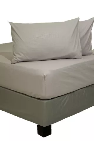 EMBOSSED FITTED SHEET AND PILLOWCASE SET