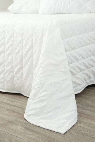 CRINKLE EMBOSSED POLYESTER QUILT