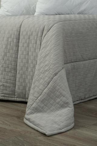3D EMBOSSED BLOCK POLYESTER QUILT