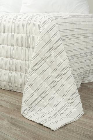 TUFTED POLYESTER QUILT