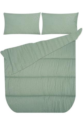 EMBOSSED POLYESTER COMFORTER