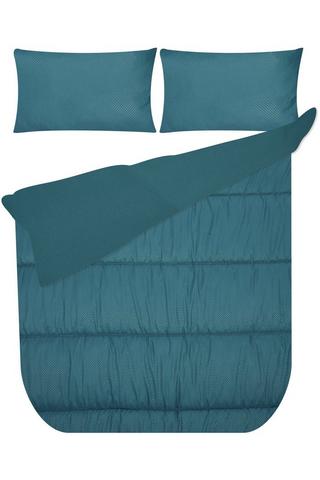 EMBOSSED POLYESTER COMFORTER