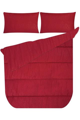 EMBOSSED POLYESTER COMFORTER