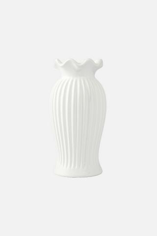 RIBBED SCALLOP DECORATIVE VASE